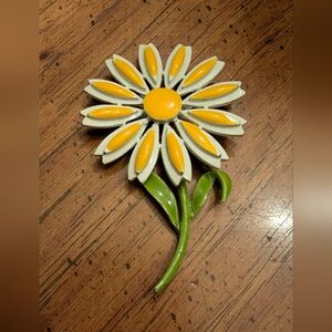 ​🌸 Vintage 1960s Coro Signed Enamel Daisy Brooch 🌸